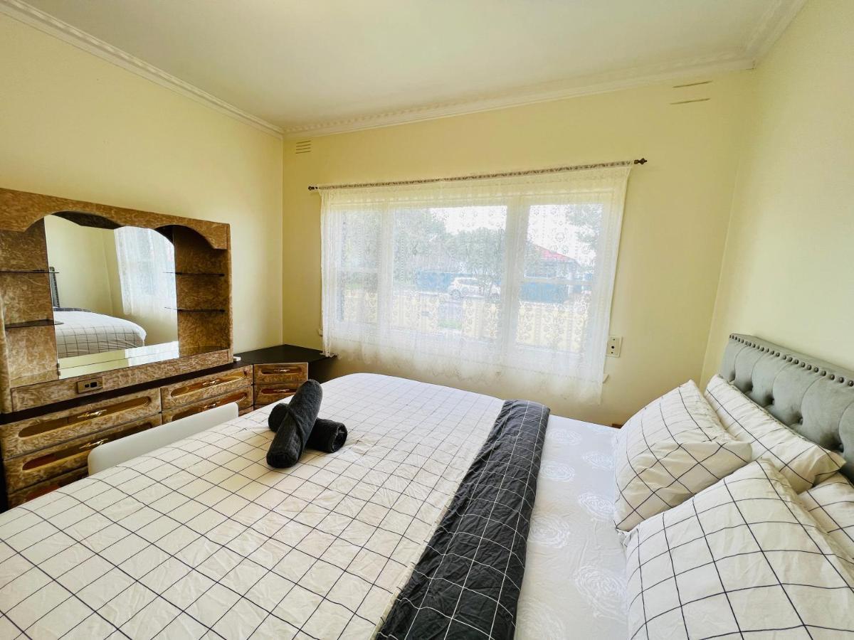 Cosy 4Br Home 15 Minutes Away From Melbourne Airport St Albans Bagian luar foto